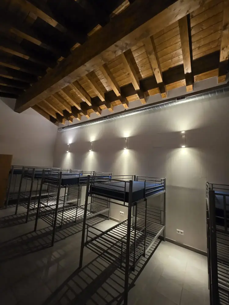 Dormitorio con literas del albergue La Vespa