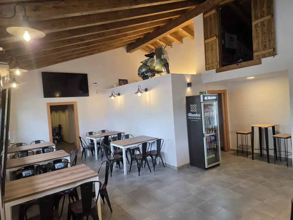 Comedor y bar de La Vespa con una Vespa clásica en la pared